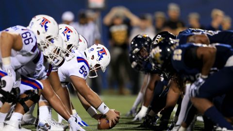 Linebacker de Louisiana Tech suspendido indefinidamente después de pisar la cabeza de un rival en el Fútbol Americano Colegial [Video]