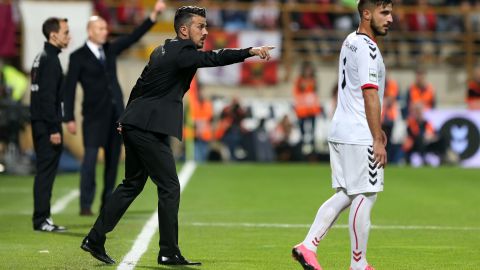 Rubén de la Barrera dirige a Cultural Leonesa durante un encuentro por Copa del Rey ante Real Madrid.