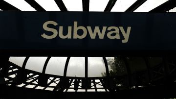 Sin motivo aparente: lanzaron un anciano de 74 años a los rieles del metro en Manhattan