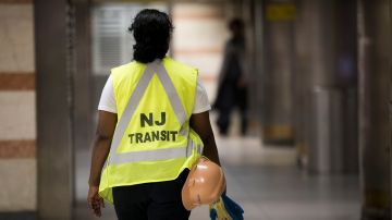 Hasta una hora de retraso tuvieron pasajeros del New Jersey Transit por un descarrilamiento
