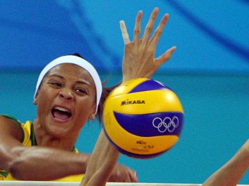 Walewska Oliveira durante un encuentro entre Brasil y Japón en los Juegos Olímpicos de Beijing 2008.