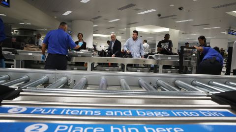 Agentes de la TSA en el Aeropuerto de Miami