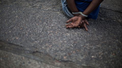 El joven de 17 años que golpeó al exjefe de policía fue arrestado el mismo día de la muerte del hombre bajo sospecha de atropello y fuga.