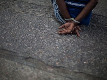 El joven de 17 años que golpeó al exjefe de policía fue arrestado el mismo día de la muerte del hombre bajo sospecha de atropello y fuga.