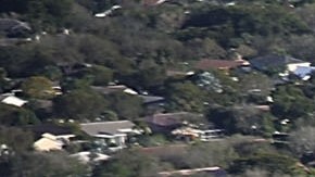 La escuela secundaria Marjory Stoneman Douglas vista después de un tiroteo el 14 de febrero de 2018 en Parkland, Florida.