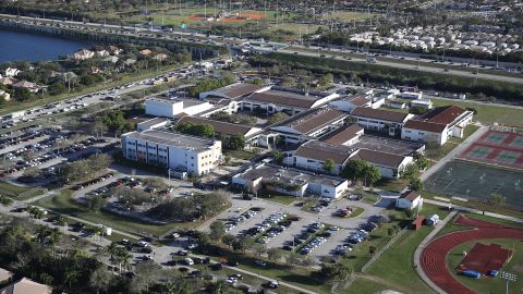 La escuela secundaria Marjory Stoneman Douglas vista después de un tiroteo el 14 de febrero de 2018 en Parkland, Florida.