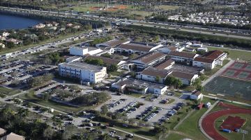 La escuela secundaria Marjory Stoneman Douglas vista después de un tiroteo el 14 de febrero de 2018 en Parkland, Florida.