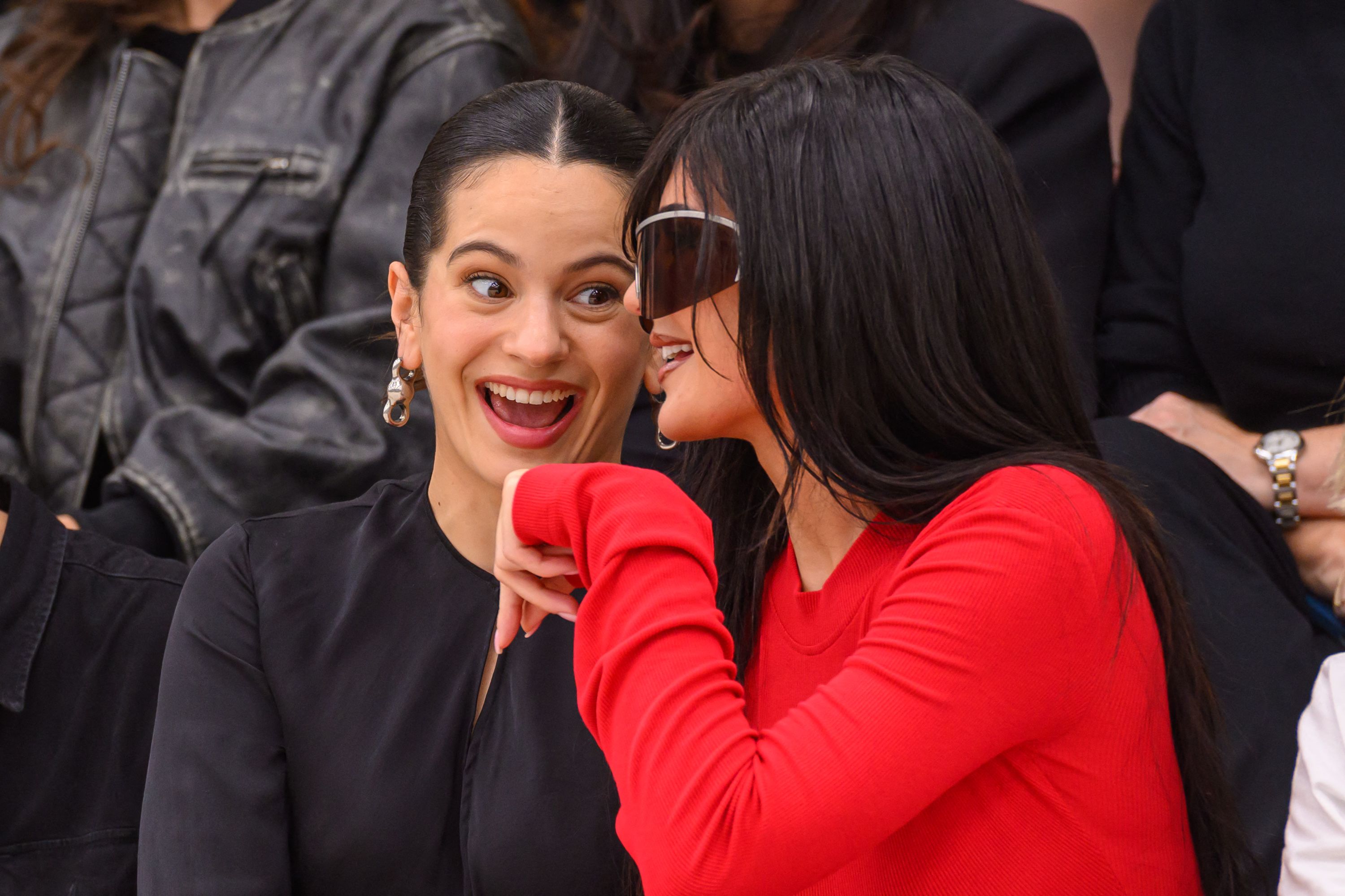 Kylie Jenner y Rosalía parecían dos grandes amigas en La Semana de la Moda de París. / Foto de Grosby Group. 