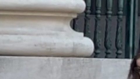 Alba Baptista y Chris Evans dando un romántico paseo por Central Park.