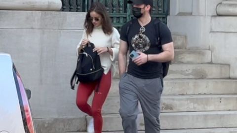 Alba Baptista y Chris Evans dando un romántico paseo por Central Park.