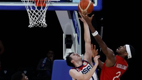 Shai Gilgeous-Alexander de Canada en acción junto a Austin Reaves de Estados Unidos.