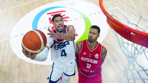 El estadounidense Tyrese Haliburton (I) y el alemán Johannes Thiemann.