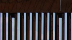 Oficiales a veces lanzan sus vehículos o hacia los migrantes que cruzan la frontera con México.