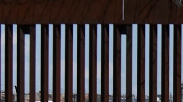 Oficiales a veces lanzan sus vehículos o hacia los migrantes que cruzan la frontera con México.