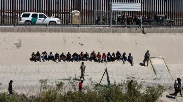 Oficiales a veces lanzan sus vehículos o hacia los migrantes que cruzan la frontera con México.