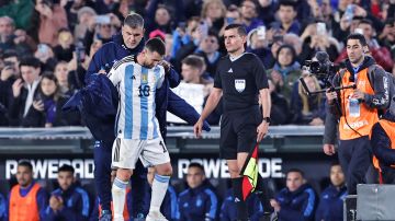 Lionel Messi (c) de Argentina sale del campo en el partido entre Ecuador y Argentina.