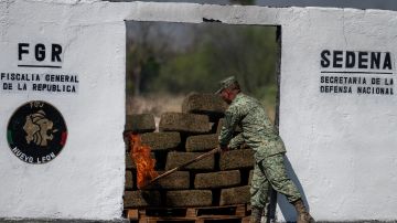 Soldados del Ejército Mexicano queman un alijo decomisado de estupefacientes.