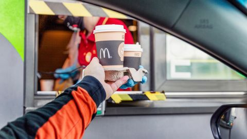 demanda-cliente-mcdonalds-cafe-caliente