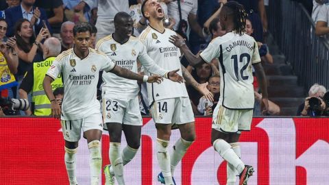 Joselu Sanmartín celebra tras anotar el 2-0  en el partido entre el Real Madrid y UD Las Palmas en el Estadio Santiago Bernabéu.