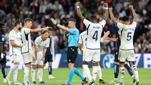 Jugadores del Real Madrid celebran la victoria ante la Real Sociedad luego del pitazo final.