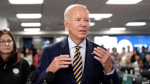 Biden visita oficinas de FEMA