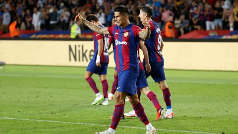 Joao Cancelo (c) celebra su gol ante el Celta.