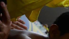 Richarlison firma la camiseta de un hincha al final del partido entre Brasil y Bolivia de las Eliminatorias Sudamericanas.