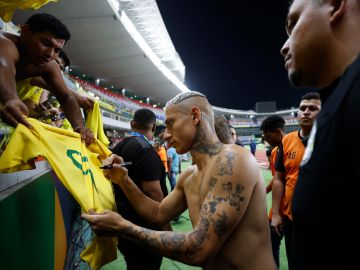 Richarlison firma la camiseta de un hincha al final del partido entre Brasil y Bolivia de las Eliminatorias Sudamericanas.
