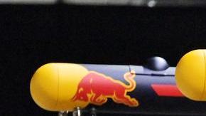 El mexicano "Checo"  Perez saliendo de los pits en el circuito urbano de Marina Bay del GP de Singapur.