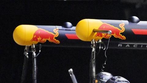 El mexicano "Checo"  Perez saliendo de los pits en el circuito urbano de Marina Bay del GP de Singapur.