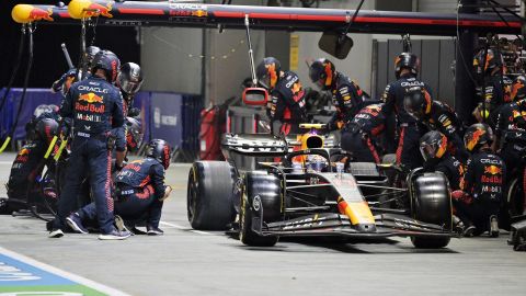 El mexicano "Checo"  Perez saliendo de los pits en el circuito urbano de Marina Bay del GP de Singapur.