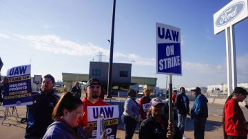 Aumento de salario, reducción de la jornada laboral y otras claves de la huelga de trabajadores de General Motors, Ford y Stellantis