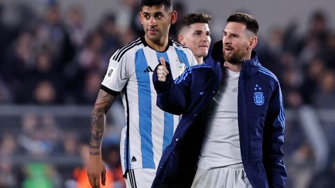 Lionel Messi de Argentina se despide de los hinchas posterior al partido de las Eliminatorias Sudamericanas entre Argentina y Ecuador.