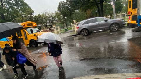 Padres recogieron a sus hijos de las escuelas bajo el torrencial aguacero. Vista de un sector de Queens.