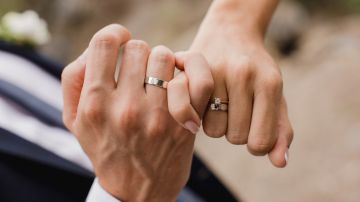 Picture,Of,Man,And,Woman,With,Wedding,Ring.young,Married,Couple