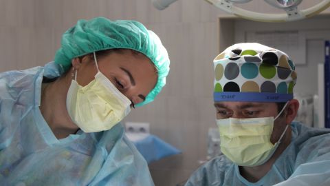 Los pacientes tratados por cirujanas obtienen mejores resultados postoperatorios.