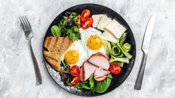 Los nutricionistas coinciden en afirmar que el consumo de proteínas y opciones saladas, nos pueden proporcionar mayor cantidad de nutrientes y energía por más tiempo