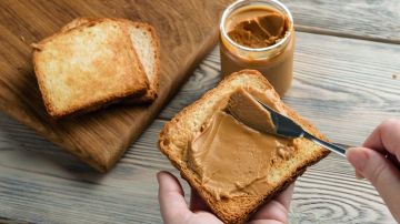 La mantequilla de maní es un alimento que genera sensación de saciedad