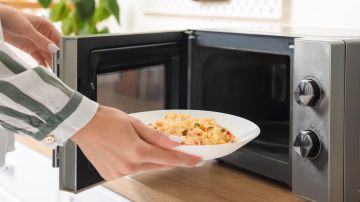 Hay algunas recomendaciones básicas para descongelar y cocinas en microondas
