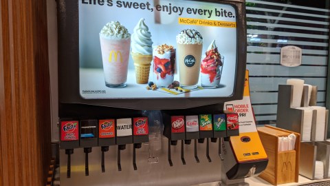 El plan es eliminar las estaciones de autoservicio de refrescos progresivamente para 2032