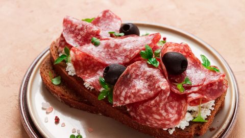 Los salamis se diferencian por la finura de la carne molida