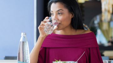Beber agua durante una comida tiene efectos positivos en la digestión