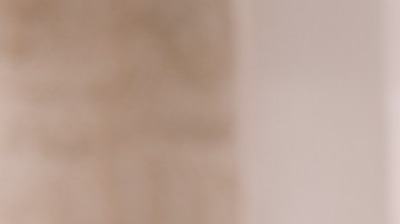 Comer bien y mantenerse hidratado puede ayudar a disminuir los efectos de la resaca.