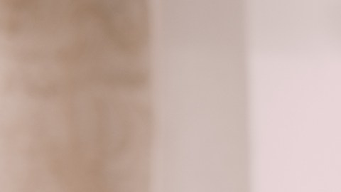 Comer bien y mantenerse hidratado puede ayudar a disminuir los efectos de la resaca.