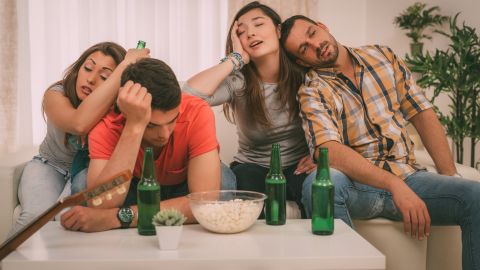 Comer bien y mantenerse hidratado puede ayudar a disminuir los efectos de la resaca.