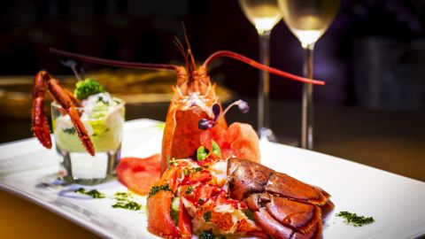 Como entrada sirvieron bogavante y cangrejo con almendras frescas