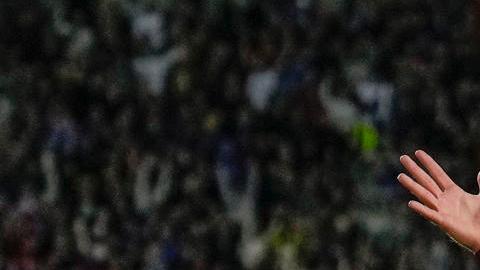 El canterano debutante del FC Barcelona Marc Guiu celebra su primer gol con el primer equipo.