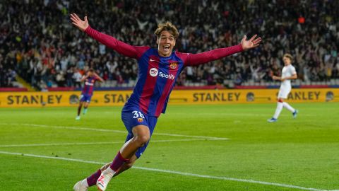 El canterano debutante del FC Barcelona Marc Guiu celebra su primer gol con el primer equipo.