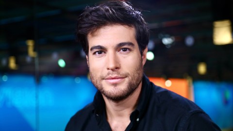 En la imagen aparece el actor Danilo Carrera.