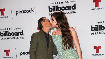 El cantante Marc Anthony y su esposa Nadia Ferreira.